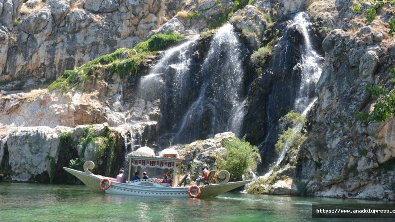 LGS birincileri Ceyhan Nehri'nde "sultan kayıkları" ile gezdirildi