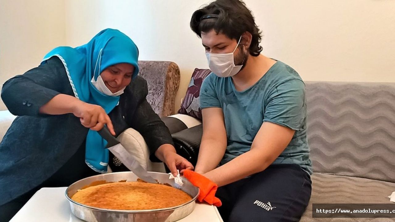 Milletvekili Habibe Öçal, elsiz ve ayaksız doğan üniversite öğrencisiyle kek yaptı