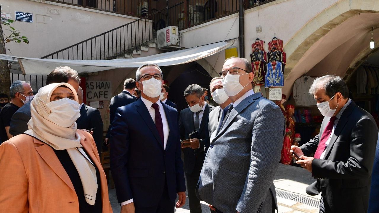 Başkan Güngör Misafirleriyle Tarihi Çarşıyı Gezdi