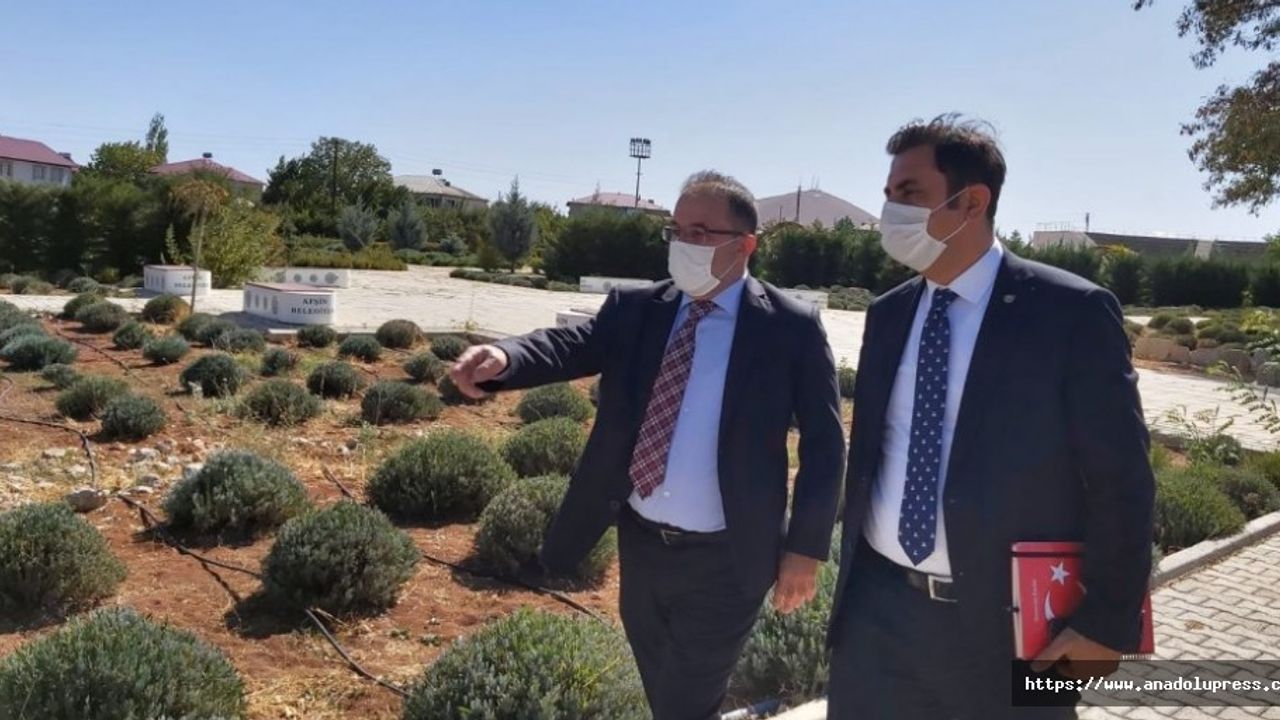 Kahramanmaraşlı çiftçi ilk lavanta hasadından elde ettiği yağı belediyeye sattı