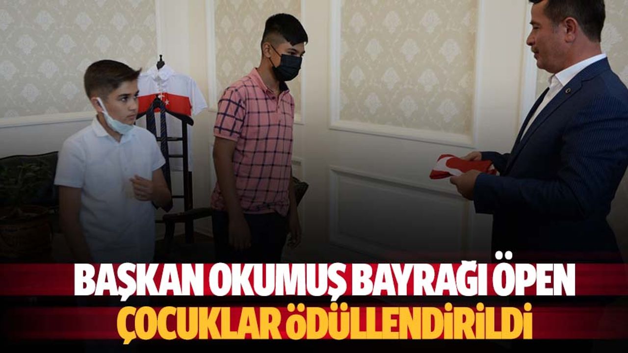 Başkan Okumuş bayrağı öpen çocuklar ödüllendirildi