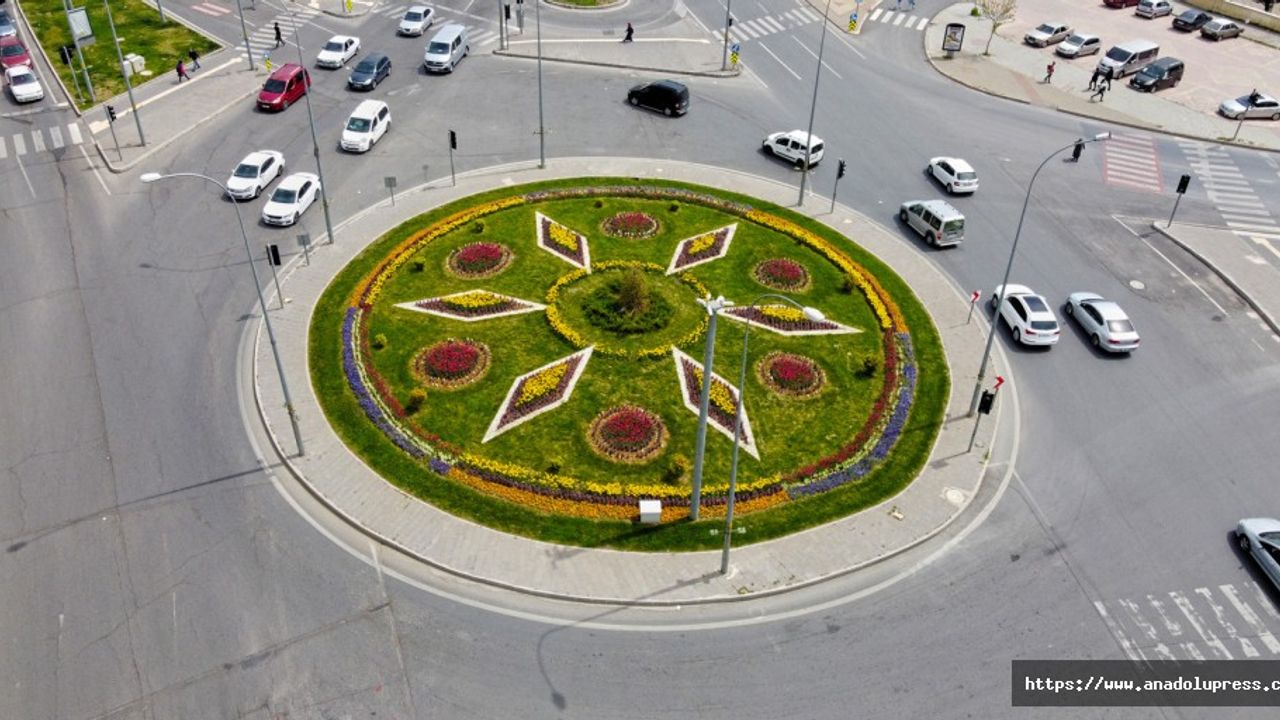 Büyükşehir’in Ürettiği Çiçekler Şehri Renklendiriyor