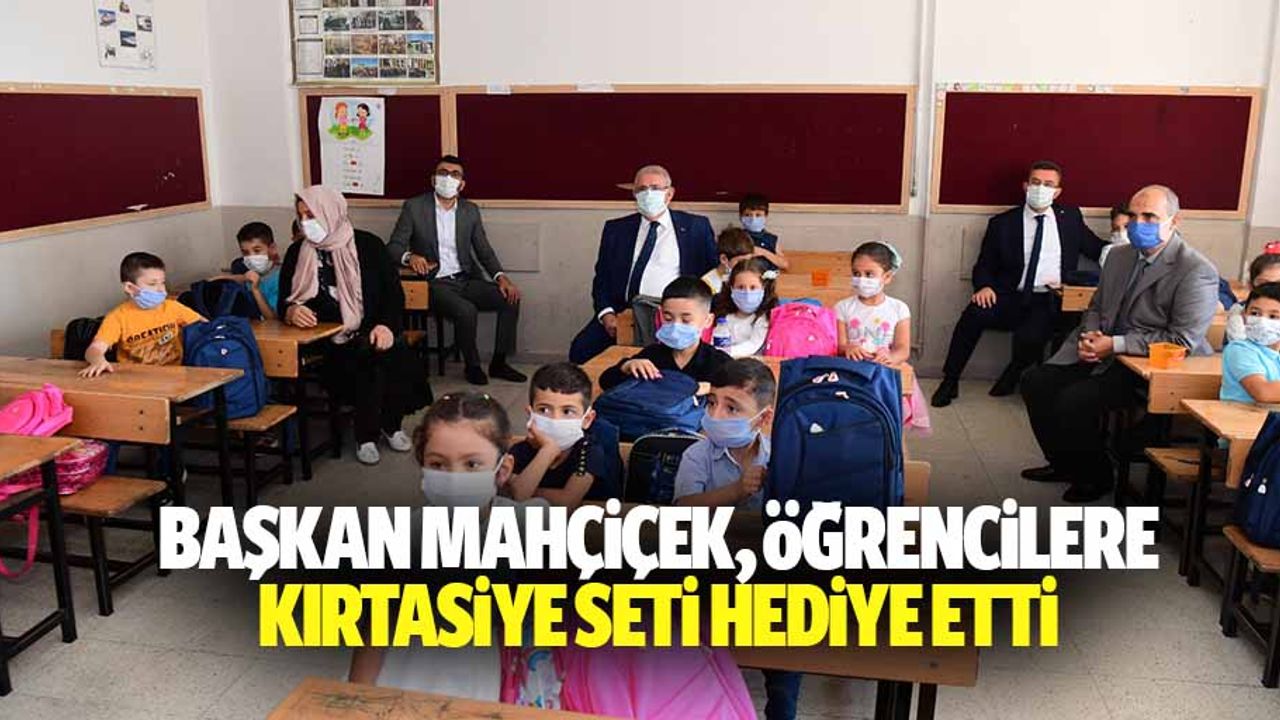 Başkan Mahçiçek, Öğrencilere Kırtasiye Seti Hediye Etti