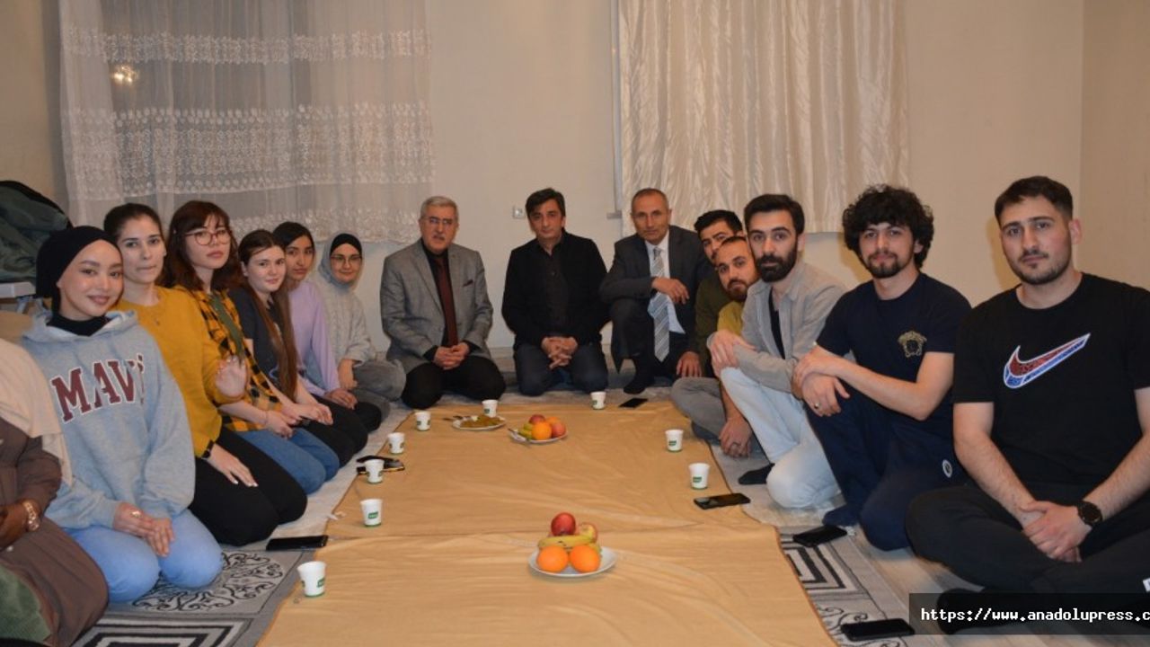 Rektör Can öğrenci evine misafir oldu