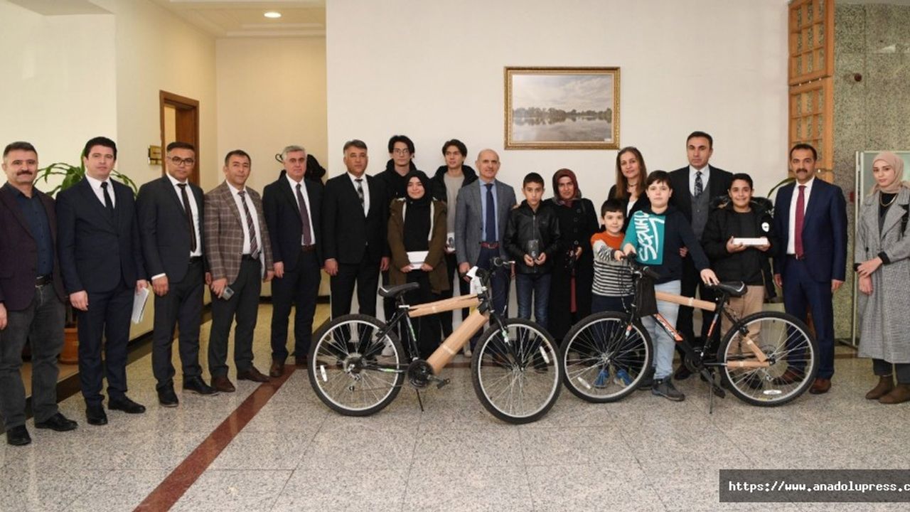 Bilgi Yarışmasında Dereceye Giren Katılımcılara Ödülleri Verildi