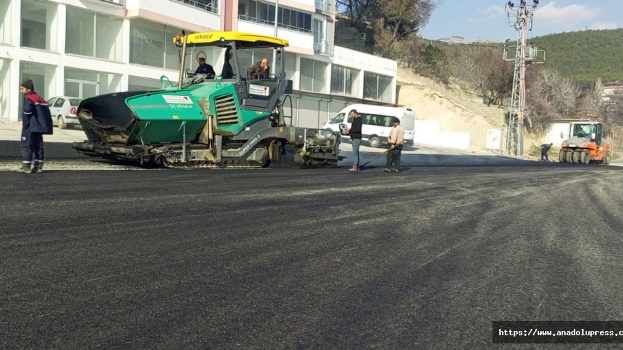 Büyükşehir Büğlek Caddesi’ni Sıcak Asfaltla Yeniliyor