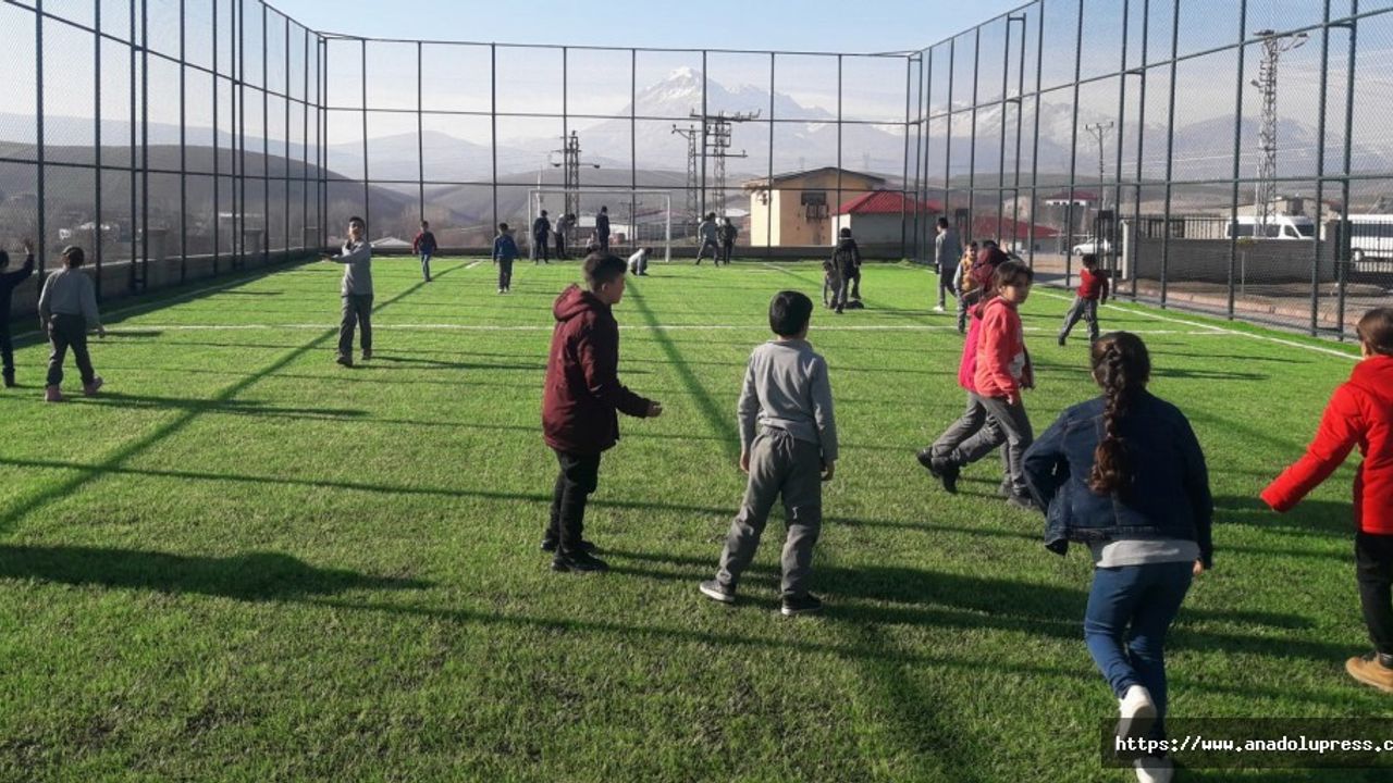 Büyükşehir’in Ekinözü’ne Kazandırdığı Halı Saha Beğeni Topladı