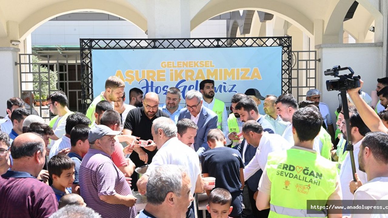 Başkan Güngör, Vatandaşlara Aşure İkramında Bulundu