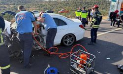 Otobanda otomobiliyle bariyerlere çarptı: 1 ölü