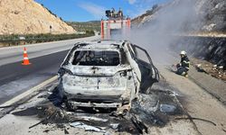 Kahramanmaraş’ta seyir halindeki otomobil alev topuna döndü