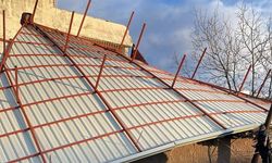 Kahramanmaraş’ta Rüzgar Çatıyı Uçurdu, Yüksek Gerilim Hattı Patladı