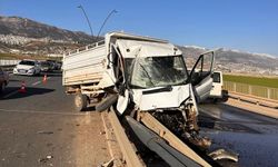 Kahramanmaraş’ta kamyonet bariyere ok gibi saplandı!