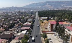 Büyükşehir, Şeyh Adil ve Girne Caddelerini Sıcak Asfaltla Yeniledi!