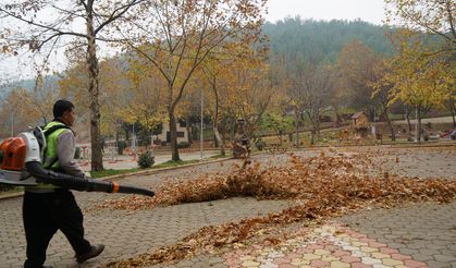 Kahramanmaraş Büyükşehir’den parklarda temizlik seferberliği!