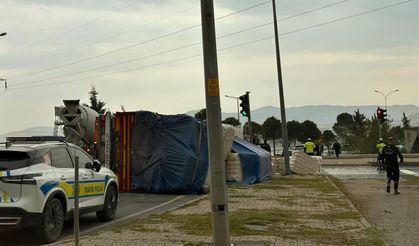 Kahramanmaraş’ta balya yüklü tır devrildi: 1 yaralı