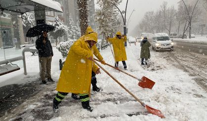 Kahramanmaraş Büyükşehir’den Yaya Yollarında Kar Mesaisi!