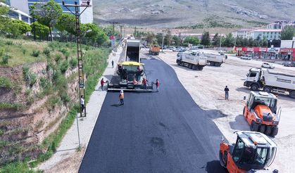 Büyükşehir, Elbistan Devlet Hastanesi Yolunu Sıcak Asfaltla Kaplıyor