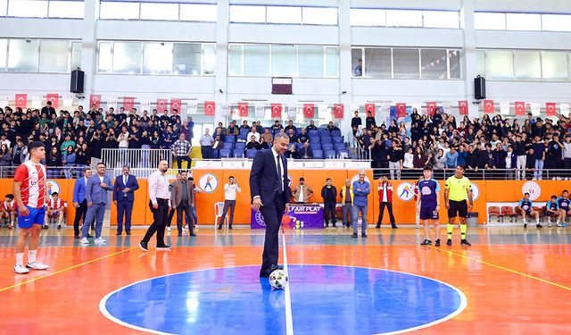 Başkan Toptaş, Cumhuriyet Spor Şöleni futsal finalini izledi!