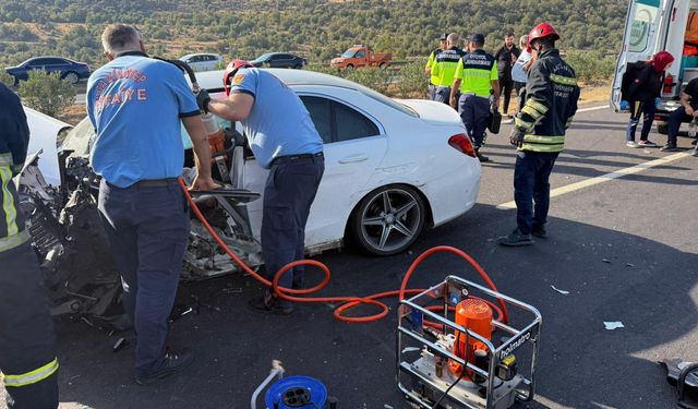 Otobanda otomobiliyle bariyerlere çarptı: 1 ölü