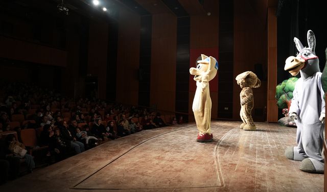 Çocuklar Büyükşehir’in Tiyatrosuyla eğlendi!