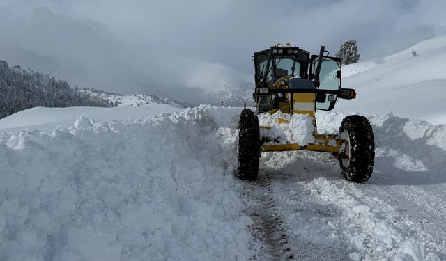 Kahramanmaraş Kırsalında Kar Seferberliği; Büyükşehir Ekipleri 7/24 Sahada!