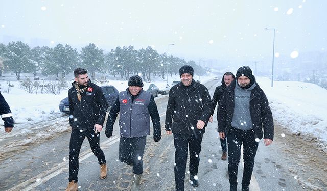 Onikişubat’ta kar mesaisi: Tüm ekipler sahada, çalışmalar aralıksız sürüyor