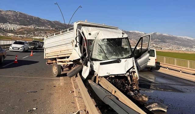 Kahramanmaraş’ta kamyonet bariyere ok gibi saplandı!
