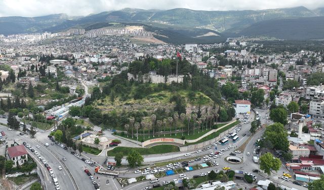 Kahramanmaraş’ta Tarihi Kalede Depremin İzleri Hızla Siliniyor