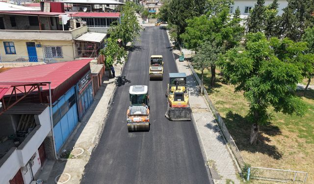 Büyükşehir, Yavuz Selim Mahallesi’nde 3 Arteri Daha Sıcak Asfaltla Buluşturuyor