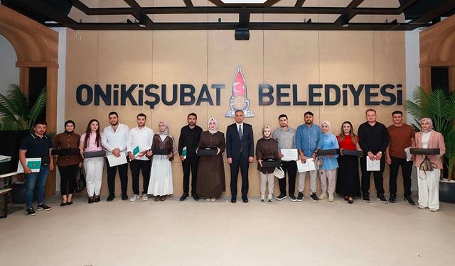 Onikişubat Belediyesi’nin Evlilik Okulu’nu tamamlayan ilk 50 çift sertifikalarını aldı!