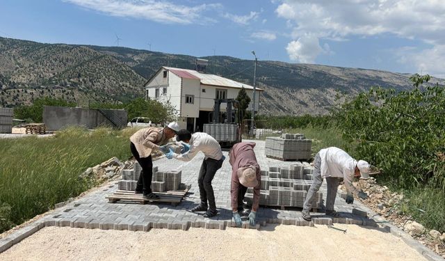 Büyükşehir’den Çağlayancerit Kırsalına 3 Bin Metrekarelik Kilit Parke!