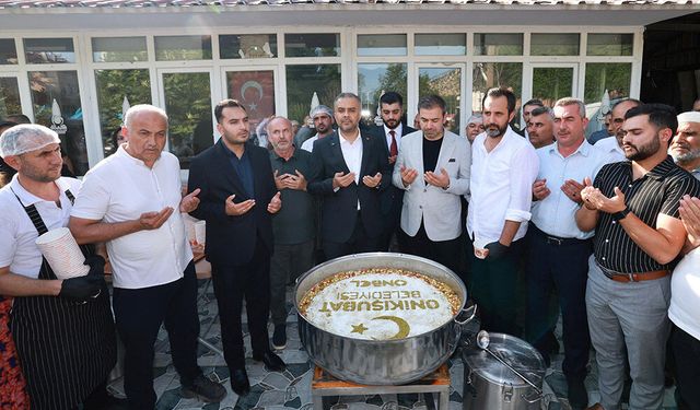 Başkan Toptaş Önce Aşure Dağıttı, sonra vatandaşların sorularını yanıtladı!