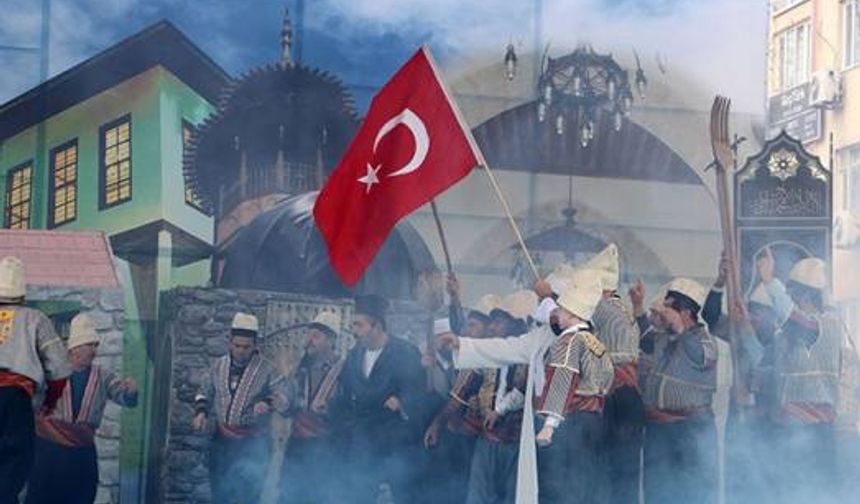 Başbakan Yardımcısı Veysi Kaynak&#039;ın da katıldığı kutlamaları sağanak yağışa rağmen yüzlerce kişi izledi