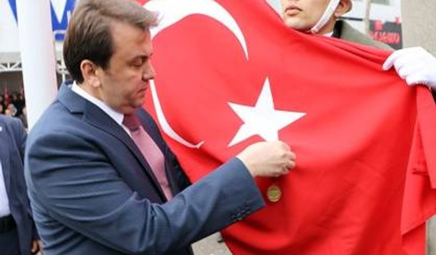 Program, Büyükşehir Belediye Başkanı Fatih Mehmet Erkoç&#039;un, ay yıldızlı Türk Bayrağı’nın üzerine kırmızı şeritli İstiklal Madalyasını takmasıyla devam etti.