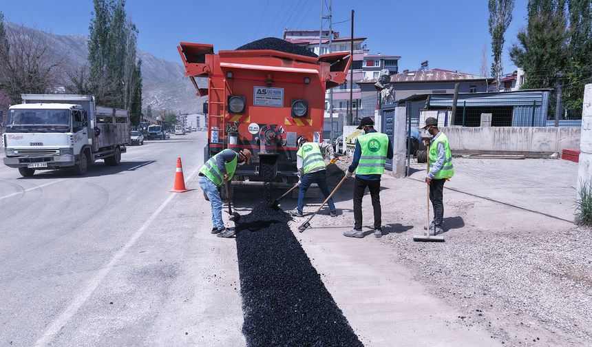 Elbistan’da Altyapısı Tamamlanan Mahallelerde Asfalt Başladı