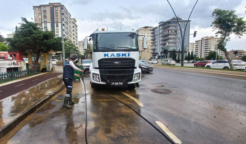 Kahramanmaraş’ta çamurla kaplanan yollar temizlendi!