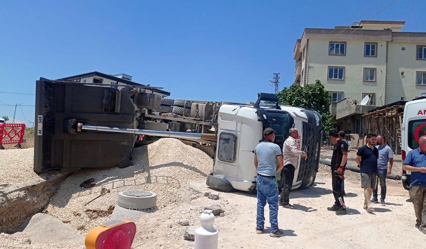 Kahramanmaraş’ta kamyon yan yattı!