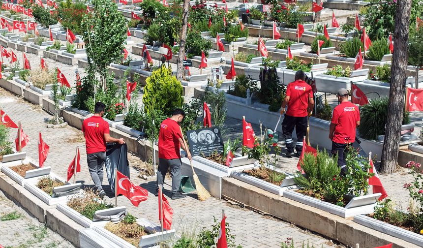Kahramanmaraş’ta mezarlıklar bayrama hazırlanıyor!