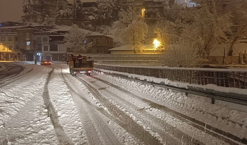 Büyükşehir’den Arterlerde Buzlanmaya Karşı Tedbir!