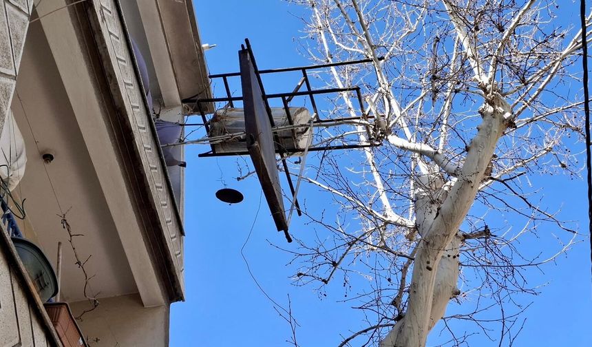 Kahramanmaraş’ta şiddetli rüzgar güneş enerjisini söktü!