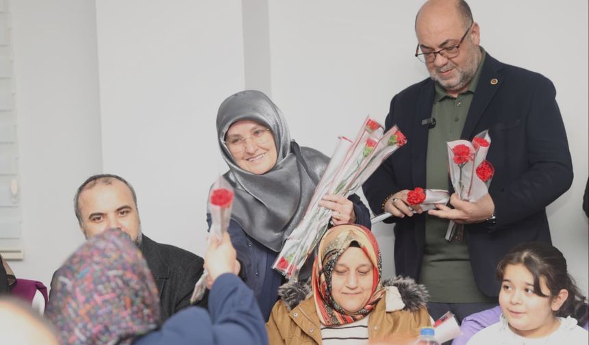 Başkan Akpınar, 8 Mart’ta Kadınlara Çiçek Takdim Etti, Engelli Vatandaşlarla İftar Sofrası’nda Buluştu