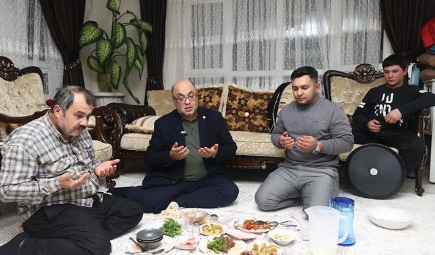 Başkan Akpınar Sümer Mahallesi’nde İftar Sofrasına Konuk Oldu!