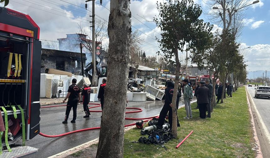 Kahramanmaraş’ta İkinci El Eşya Dükkanında Yangın Paniği!
