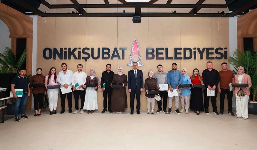 Onikişubat Belediyesi’nin Evlilik Okulu’nu tamamlayan ilk 50 çift sertifikalarını aldı!