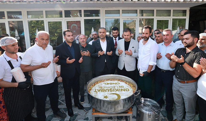 Başkan Toptaş Önce Aşure Dağıttı, sonra vatandaşların sorularını yanıtladı!