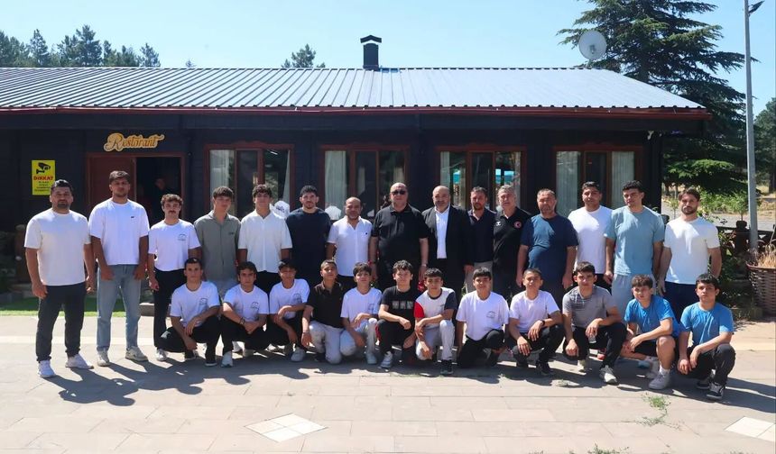 Başkan Akpınar Güreşçilerle Yalnız Ardıç Tesislerinde Bir Araya Geldi!