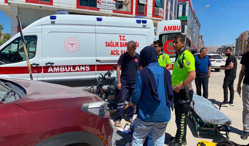 Kahramanmaraş’ta Elektrikli Araç Park Halindeki Otomobile Çarptı: 2 Yaralı